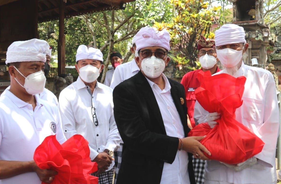 podiumnews.com-Bupati Tabanan Serahkan Sembako Kepada Pemangku